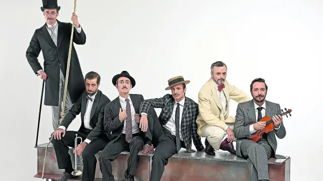 De izquierda a derecha, el elenco de ‘Lehman Trilogy’: Pepe Lorente, Leo Rivera, Víctor Clavijo, Aitor Beltrán, Darío Paso y Litus.
