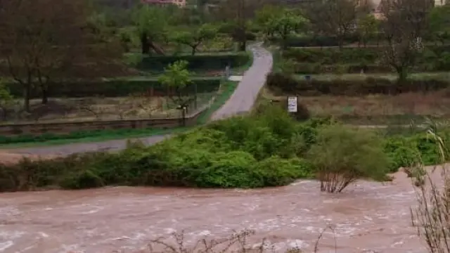 Los vecinos de Olba se han quedado incomunicados en plena Semana Santa por la crecida del río Mijares tras las lluvias de este miércoles en Teruel.