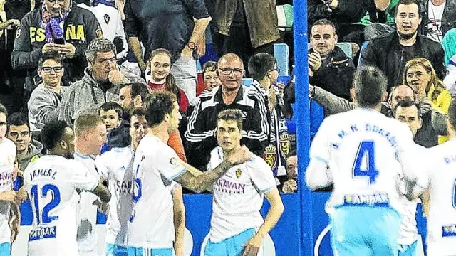 Los jugadores del Real Zaragoza celebran un gol junto a la grada.