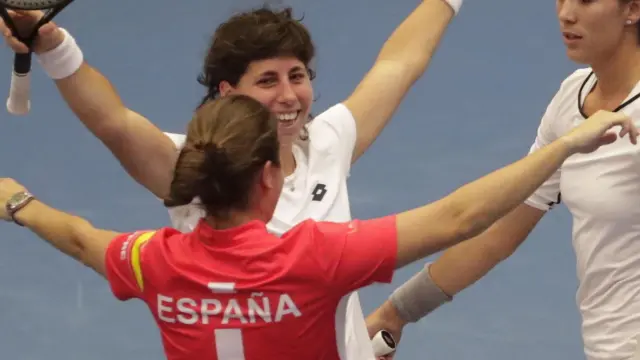 Carla Suárez celebra el triunfo con su compañera Garbiñe Muguruza.