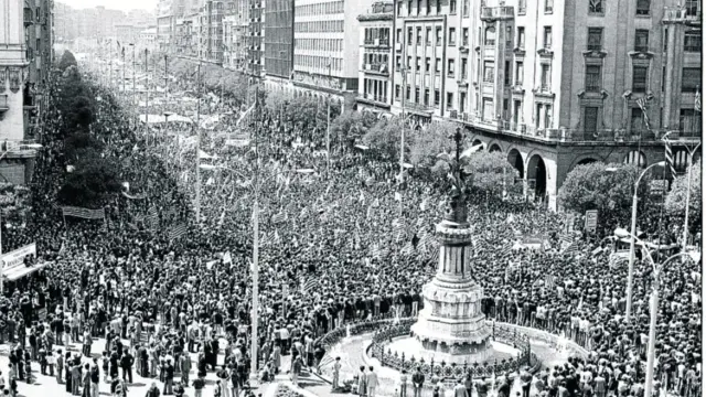 Histórica manifestación del 23 de abril de 1978, en la que más de cien mil aragoneses reafirmaron su vocación autonomista. Uno de los momentos más emotivos se vivió cuando se izó la bandera de Aragón junto a la estatua del Justicia.