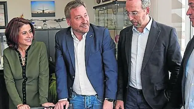 Ibrahim, Buj y Soro, junto a otros miembros del Consejo Rector del Aeropuerto, el miércoles en Teruel.