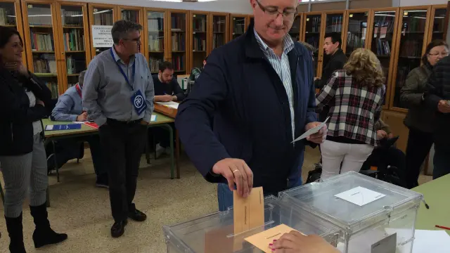 El candidato número uno al Senado por Teruel del PP, Manuel Blasco, votando en Teruel esta mañana