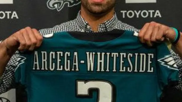 JJ Arcega ya posa con la camiseta de los Philadelphia Eagles.