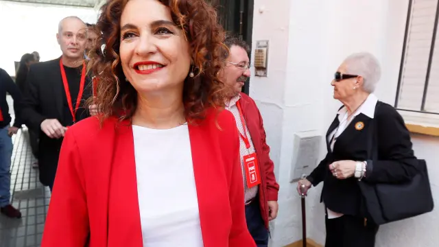 La ministra María Jesús Montero ha ejercido su derecho al voto este domingo en Sevilla.