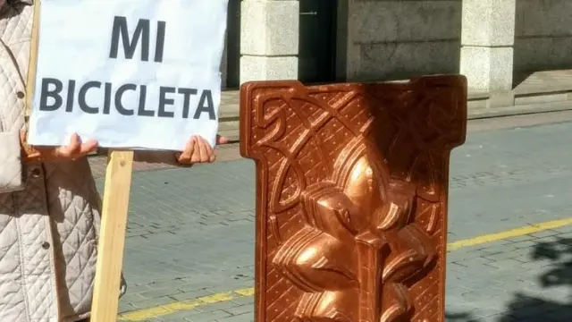 Carmen Gaspar, con su pancarta, delante del ayuntamiento.