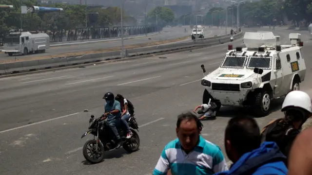 Una tanqueta arrolla a manifestantes en Venezuela.