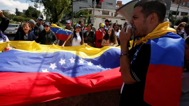 Venezolanos en Colombia se manifiestan frente al consulado.