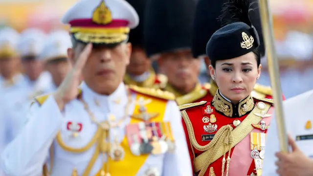 El rey tailandés, Maha Vajiralongkorn, y su nueva esposa, Suthida Vajiralongkorn, en una imagen de archivo.