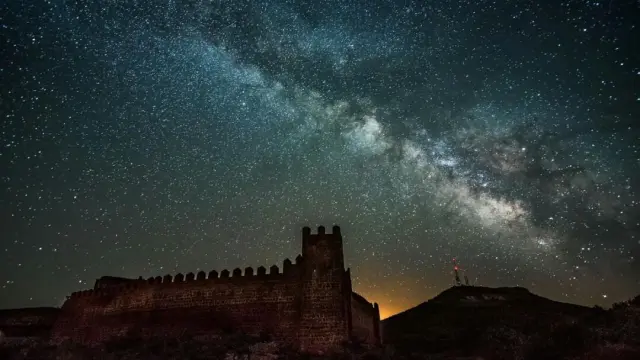 La Vía Láctea sobre el castillo de Peracense.