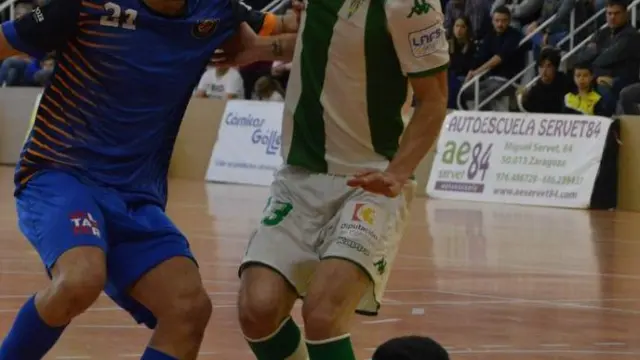 Carlos García, jugador del Colo Colo, ante el Córdoba.