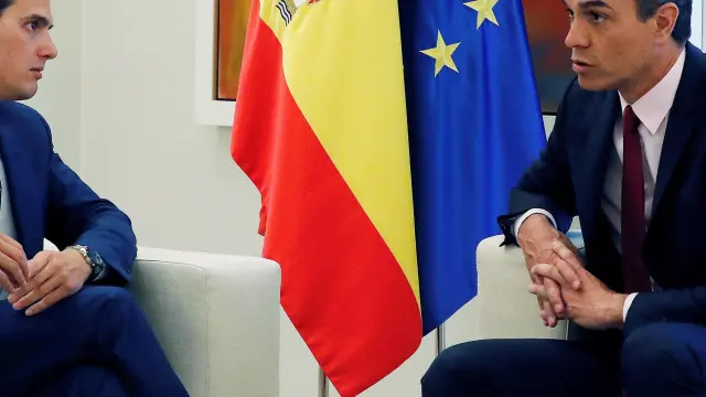 l presidente del Gobierno en funciones, Pedro Sánchez, recibe en la Moncloa al líder de Ciudadanos, Albert Rivera, con el que continúa este martes su ronda de contactos