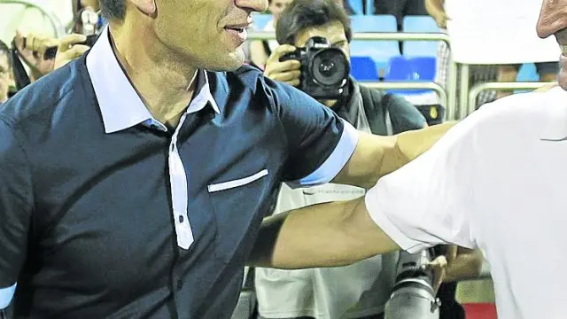 Djukic se saluda con Manolo Jiménez, en La Romareda.