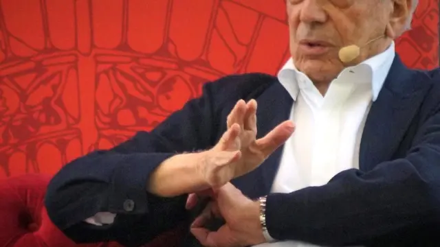 Mario Vargas Llosa durante una charla en Praga.