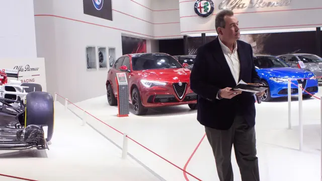 El piloto de pruebas de la escudería Alfa Romeo Racing, en el stand de Fiat Chrysler, una de las marcas que se podrán ver en el Salón del Automóvil de Barcelona.