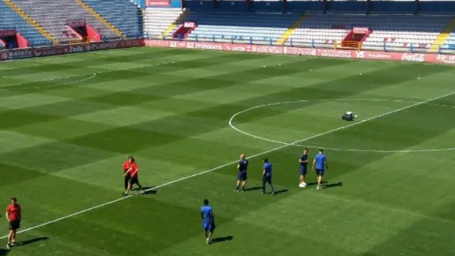 Los jugadores el Extremadura y del Real Zaragoza, hora y media antes del inicio del partido, supervisan el césped del estadio Francisco de la Hera de Almendralejo.