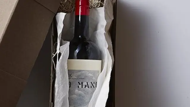 En esta caja se presenta el vino 500 manos.