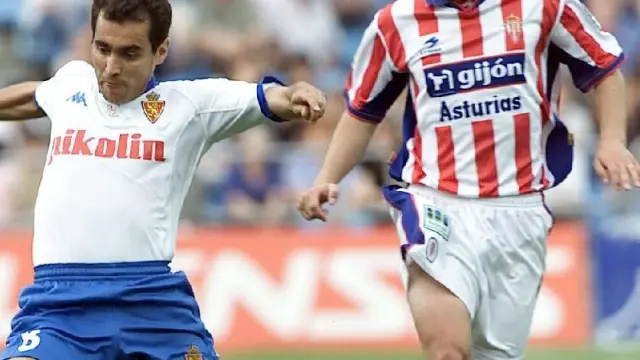 David Villa, en mayo de 2003, con 21 años, jugó en La Romareda en Segunda con el Sporting de Gijón. En la imagen, persigue a Aragón, en pugna con Lozano. El '9' asturiano marcó el 1-1 definitivo.