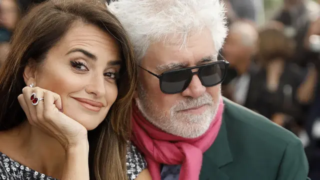 Cannes (France), 18/05/2019.- (L-R) Spanish actor Antonio Banderas, Spanish actress Penelope Cruz and Spanish director Pedro Almodovar pose during the photocall for 'Dolor y Gloria' (Pain and Glory) at the 72nd annual Cannes Film Festival, in Cannes, France, 18 May 2019. The movie is presented in the Official Competition of the festival which runs from 14 to 25 May. (Cine, Francia) EFE/EPA/SEBASTIEN NOGIER Dolor y Gloria Photocall - 72nd Cannes Film Festival