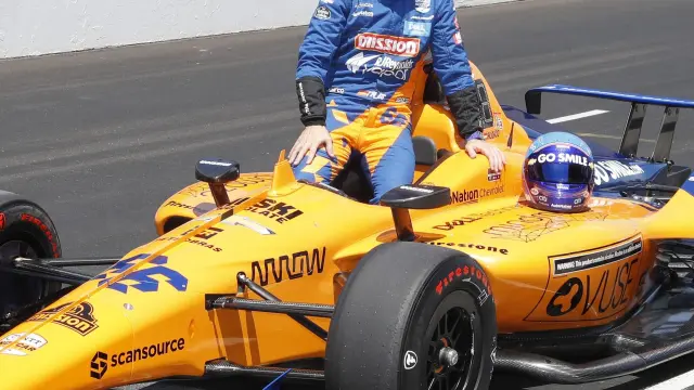 Fernando Alonso posa con su coche en el circuito de Indianápolis.