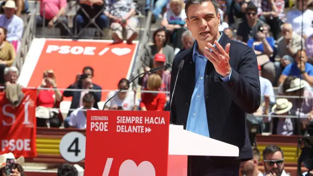 Pedro Sánchez, este domingo en un acto de campaña en Mérida.