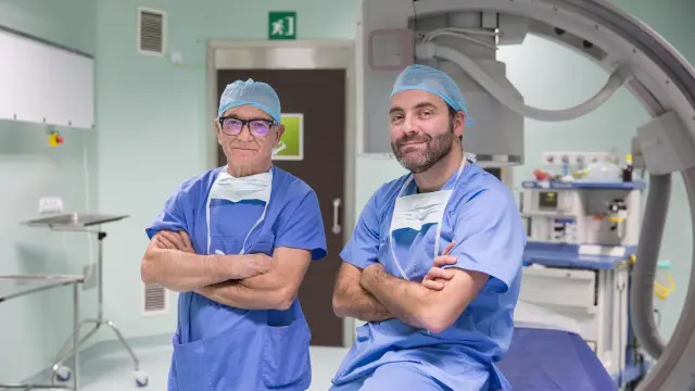 Los doctores Carlos Rioja y Jorge Rioja, urólogos en el hospital Viamed Montecanal.