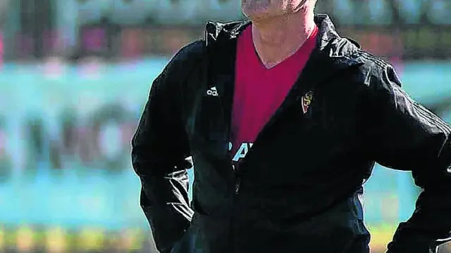 Víctor Fernández, pensativo, durante un entrenamiento del Real Zaragoza.