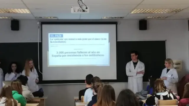 Alumnos universitarios impartiendo la primera sesión del proyecto MicroMundo, en el IES Goya y en el colegio Salesianos de Zaragoza.