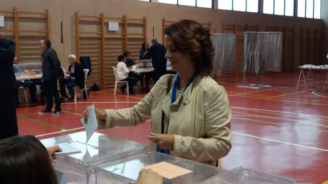 Emma Buj vota en Teruel.