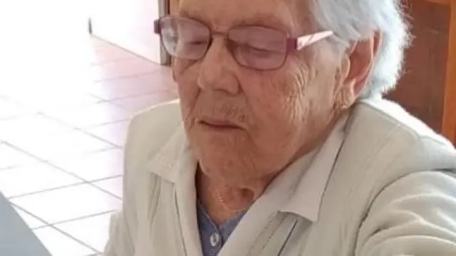 María Dolores García Díaz, conocida como Lola da Pena de Gundivós, acude a votar a sus 105 años.