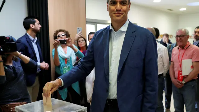 Pedro Sánchez vota en su colegio de Pozuelo de Alarcón.