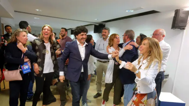 Ana Alós bailando en la sede del PP tras el escrutinio de las municipales.
