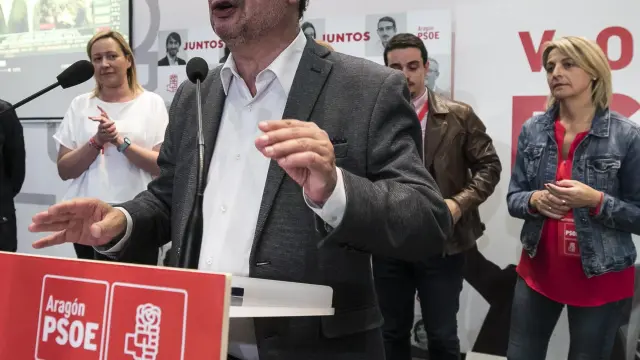 Lambán, en la sede del PSOE durante la noche electoral