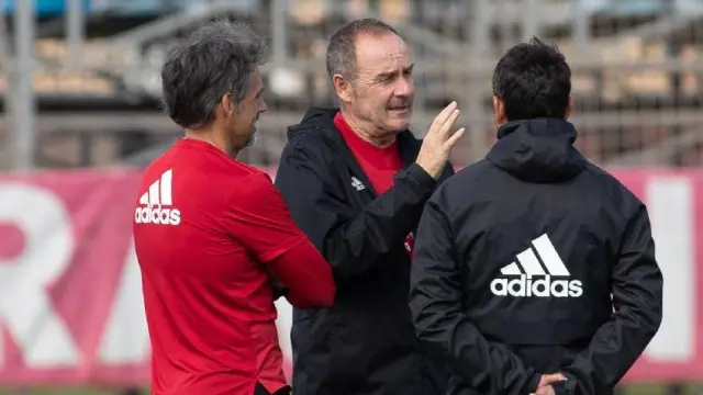Víctor Fernández, Roberto Cabellud (izda.) y José Luis R. Loreto (dcha, de espaldas), el cuerpo técnico del Real Zaragoza charla durante el entrenamiento del miércoles.