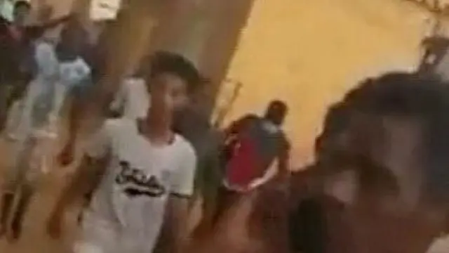 Protesters flee along side streets away from a sit-in, after security forces tried to disperse them, in central Khartoum, Sudan in this still frame taken from June 3, 2019 social media video. Sudan Congress Party/via REUTERS   ATTENTION EDITORS - THIS IMAGE HAS BEEN SUPPLIED BY A THIRD PARTY. MANDATORY CREDIT. NO RESALES. NO ARCHIVES. MUST CREDIT SUDAN CONGRESS PARTY [[[REUTERS VOCENTO]]] SUDAN-POLITICS/UGC