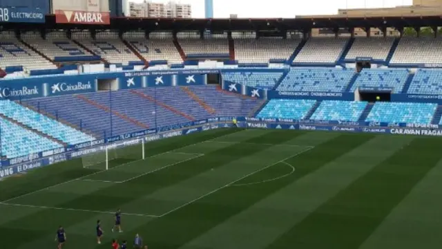 Los jugadores del Real Zaragoza, a su llegada a La Romareda hora y media antes del partido de este martes contra el Numancia.