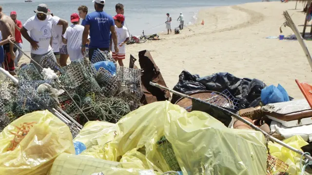 Jornada de recogida de residuos en una playa española, gracias al proyecto ‘Mares circulares’.