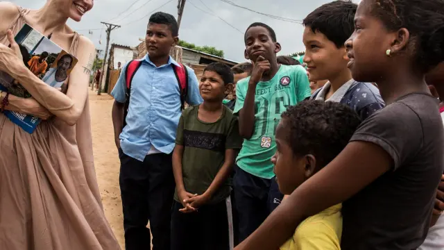 Angelina Jolie habla con migrantes venezolanos en la frontera con Colombia.