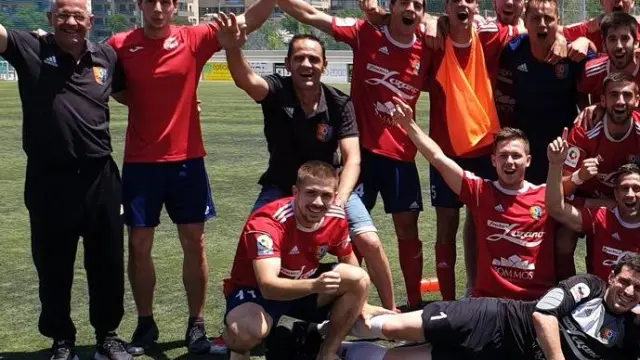 Los jugadores del Fraga celebran el campeonato absoluto de Regional Preferente.