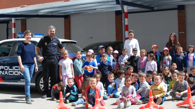 Visita de los alumnos de primaria a la Comisaría de la Policía Nacional de Teruel.