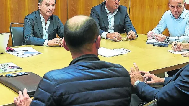 Consejeros del Real Zaragoza y directivos del club, reunidos en la mañana de este viernes.