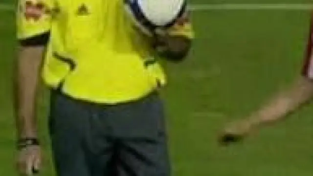 El árbitro Mateu Lahoz, en un bote neutral para reanudar el juego entre dos jugadores del Atlético de Madrid y la Real Sociedad.