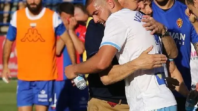 Verdasca se abraza con Víctor Fernández, en el estadio Francisco de la Hera de Almendralejo (Badajoz), al término del crucial partido que ganó el Real Zaragoza al Extremadura por 0-3 hace un mes.