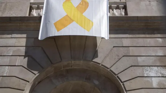 El lazo amarillo vuelve al Ayuntamiento de Barcelona.