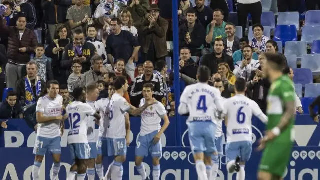 Los jugadores del Real Zaragoza celebran el gol de Linares en el partido ante el Elche, que supuso el 1-0 definitivo.