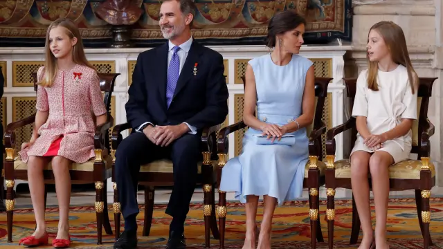 La princesa Leonor sentada al lado de Felipe VI y la infanta Sofía junto a la reina Letizia.