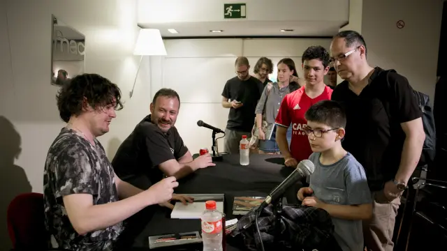 Simon Hanselmann durante la firma de los ejemplares a sus seguidores ayer en Zaragoza.
