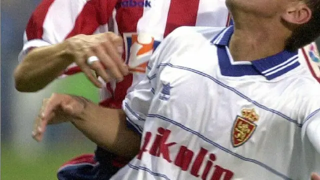 Fernando Torres, en pugna con Rebosio, en sus primeros pasos como profesional, en junio de 2001 en La Romareda.