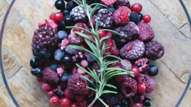 Las frutas pequeñas se pueden congelar sin hueso y peladas.