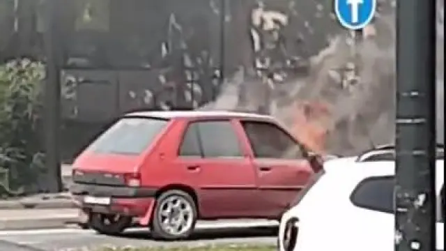 El coche siniestrado, pasto de las llamas.